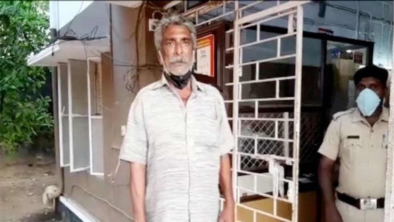 മന്ത്രി ശശീന്ദ്രന്റെ പേര് പറഞ്ഞ് ജോലി തട്ടിപ്പ്; എന്സിപി നേതാവ് അറസ്റ്റില് മന്ത്രി ശശീന്ദ്രന്റെ പേര് പറഞ്ഞ് ജോലി തട്ടിപ്പ്; എന്സിപി നേതാവ് അറസ്റ്റില്