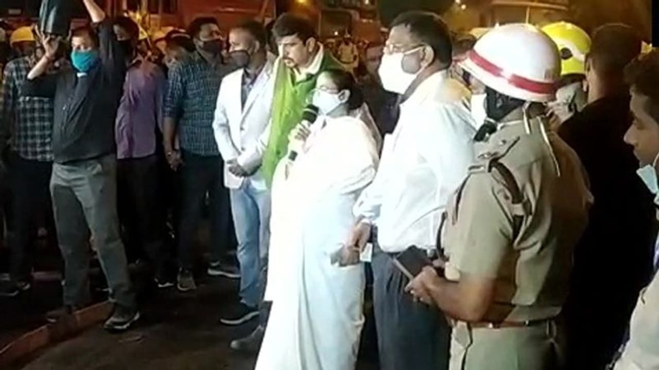 कोलकाता: रेलवे बिल्डिंग में लगी आग, 9 की मौत, ममता ने कहा मृतक के परिजनों को देंगे 10 लाख रू कोलकाता: रेलवे बिल्डिंग में लगी आग, 9 की मौत, ममता ने कहा मृतक के परिजनों को देंगे 10 लाख रू