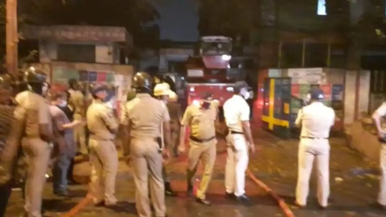 ১৩ ঘণ্টা পরও ধিকি ধিকি আগুন, আজ সকালেই ফরেন্সিক টিম পূর্ব রেলের অফিসে ১৩ ঘণ্টা পরও ধিকি ধিকি আগুন, আজ সকালেই ফরেন্সিক টিম পূর্ব রেলের অফিসে