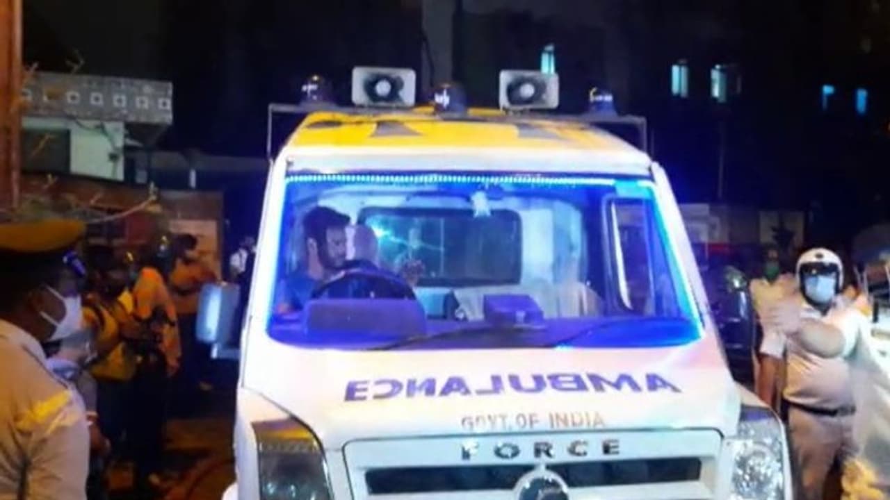 স্ট্যান্ড রোডের ভয়াবহ আগুনে মর্মান্তিক মৃত্যু ৯ জনের, দুই দেহ শনাক্তকরণ নিয়ে এখনও ধোঁয়াশা স্ট্যান্ড রোডের ভয়াবহ আগুনে মর্মান্তিক মৃত্যু ৯ জনের, দুই দেহ শনাক্তকরণ নিয়ে এখনও ধোঁয়াশা