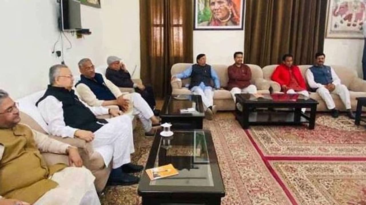 मुख्यमंत्री त्रिवेंद्र सिंह रावत पहुंचे दिल्ली, जानें क्यों और कैसे उत्तराखंड में मची सियासी उथल पुथल मुख्यमंत्री त्रिवेंद्र सिंह रावत पहुंचे दिल्ली, जानें क्यों और कैसे उत्तराखंड में मची सियासी उथल पुथल