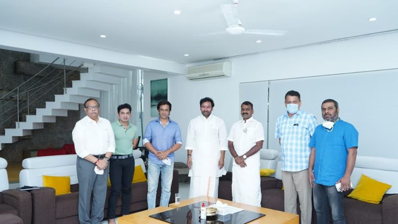 விரைவில் பாஜகவில் இணையும் ஆக்ஷன் ஹீரே..?? வீட்டுக்கே போய் சந்தித்து அதிர்ச்சி கொடுத்த உள்துறை அமைச்சர். விரைவில் பாஜகவில் இணையும் ஆக்ஷன் ஹீரே..?? வீட்டுக்கே போய் சந்தித்து அதிர்ச்சி கொடுத்த உள்துறை அமைச்சர்.