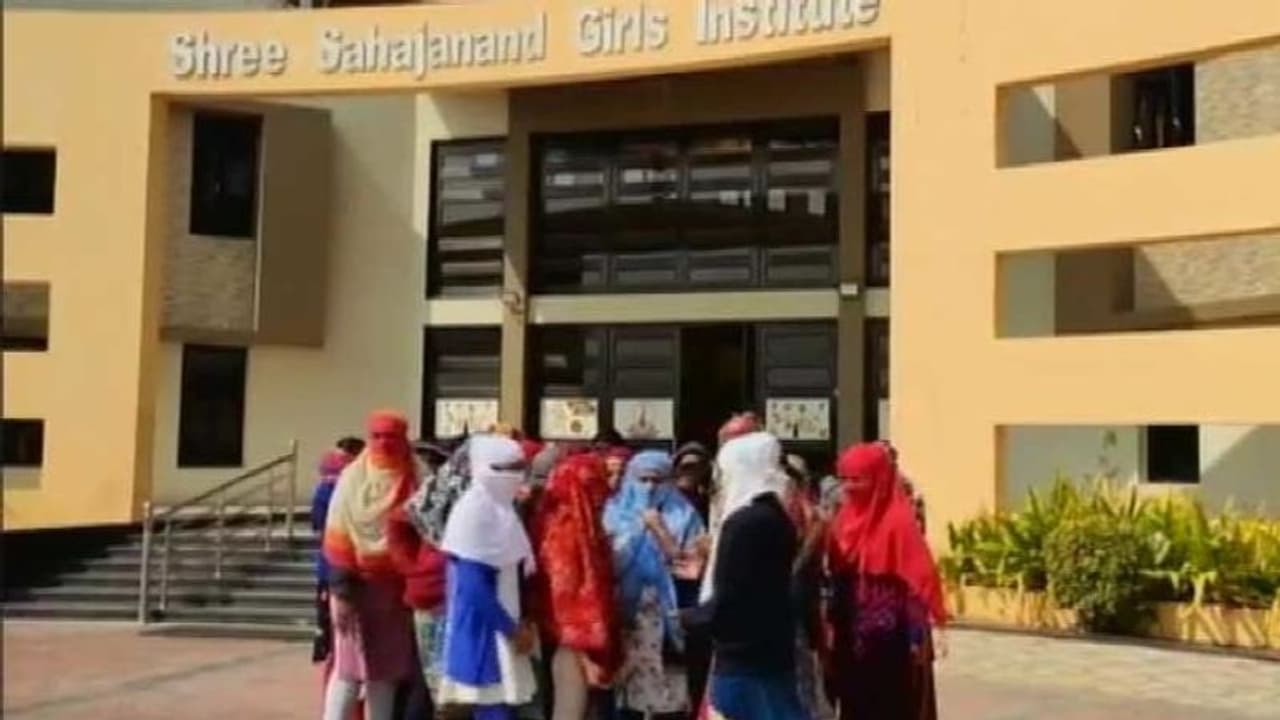 ആർത്തവത്തിന്റെ പേരിൽ സ്ത്രീകളെ മാറ്റി നിർത്തരുത്, നിർദ്ദേശങ്ങൾ മുന്നോട്ട് വച്ച് ​ഗുജറാത്ത് ഹൈക്കോടതി