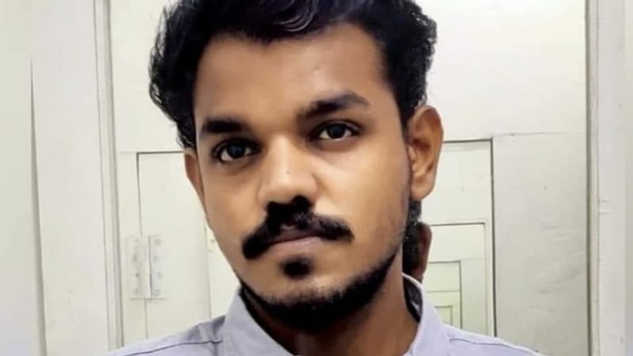 ആലപ്പുഴയിൽ മിനിലോറിയിൽ ബൈക്ക് ഇടിച്ച് യുവാവ് മരിച്ചു ആലപ്പുഴയിൽ മിനിലോറിയിൽ ബൈക്ക് ഇടിച്ച് യുവാവ് മരിച്ചു