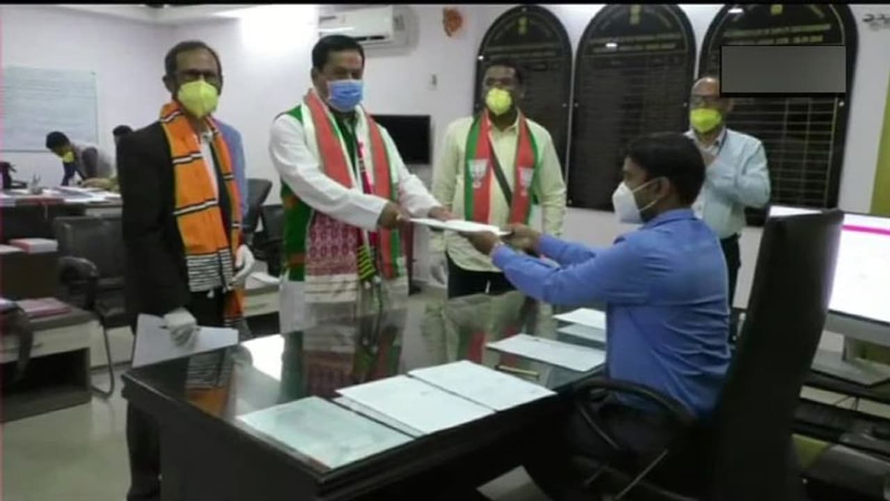 असम चुनाव: मुख्यमंत्री सर्बानंद ने मजुली सीट से नामांकन भरकर कांग्रेस के राजीव लोचन की चुनौती स्वीकारी असम चुनाव: मुख्यमंत्री सर्बानंद ने मजुली सीट से नामांकन भरकर कांग्रेस के राजीव लोचन की चुनौती स्वीकारी