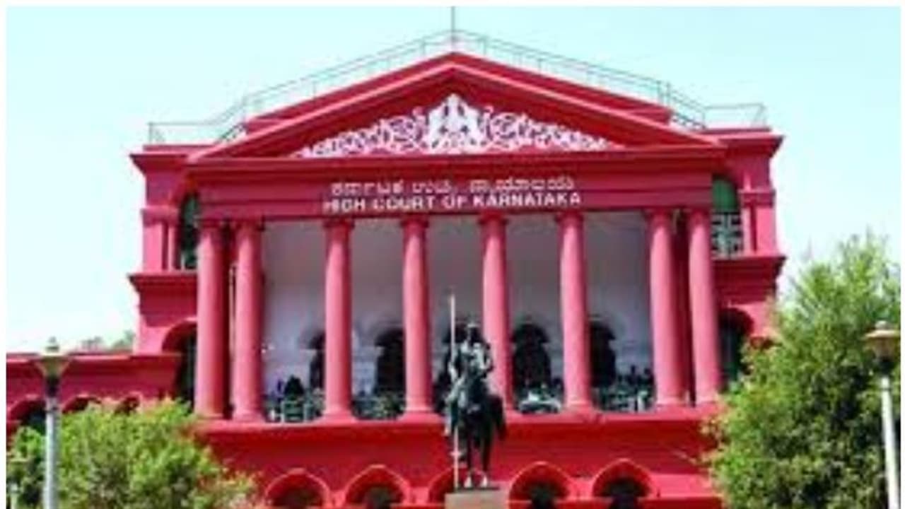 കേരളത്തിൽ നിന്നുള്ളവർക്ക് നിയന്ത്രണം ഏർപ്പെടുത്തിയതിന് ഹൈക്കോടതിയുടെ വിമർശനം; കർണാടകയ്ക്ക് തിരിച്ചടി കേരളത്തിൽ നിന്നുള്ളവർക്ക് നിയന്ത്രണം ഏർപ്പെടുത്തിയതിന് ഹൈക്കോടതിയുടെ വിമർശനം; കർണാടകയ്ക്ക് തിരിച്ചടി