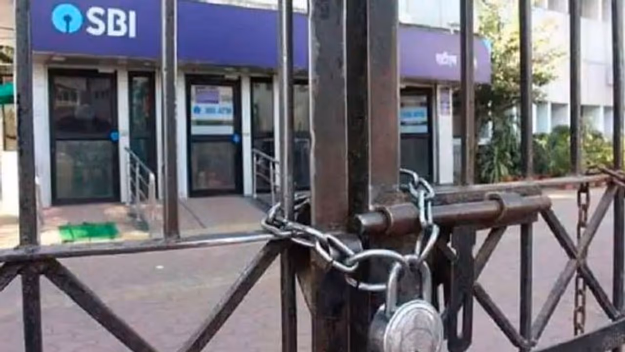 Bank Holidays:ఈ వారంలో బ్యాంకులకు వరుస సెలవులు.. ఫుల్ హాలిడేస్ లిస్ట్ ఇక్కడ చూడండి.. Bank Holidays:ఈ వారంలో బ్యాంకులకు వరుస సెలవులు.. ఫుల్ హాలిడేస్ లిస్ట్ ఇక్కడ చూడండి..