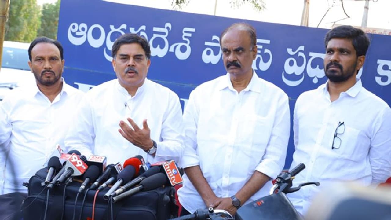 పంచాయతీ ఎన్నికలు: వైసీపీ అరాచకాలపై డీజీపీకి జనసేన ఫిర్యాదు పంచాయతీ ఎన్నికలు: వైసీపీ అరాచకాలపై డీజీపీకి జనసేన ఫిర్యాదు