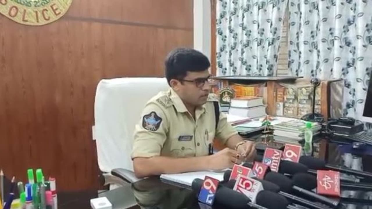 మంత్రి బంధువు మోసం... అమలాపురం అమ్మాయి వీడియో... కుట్రగా తేల్చిన పోలీసులు (వీడియో) మంత్రి బంధువు మోసం... అమలాపురం అమ్మాయి వీడియో... కుట్రగా తేల్చిన పోలీసులు (వీడియో)