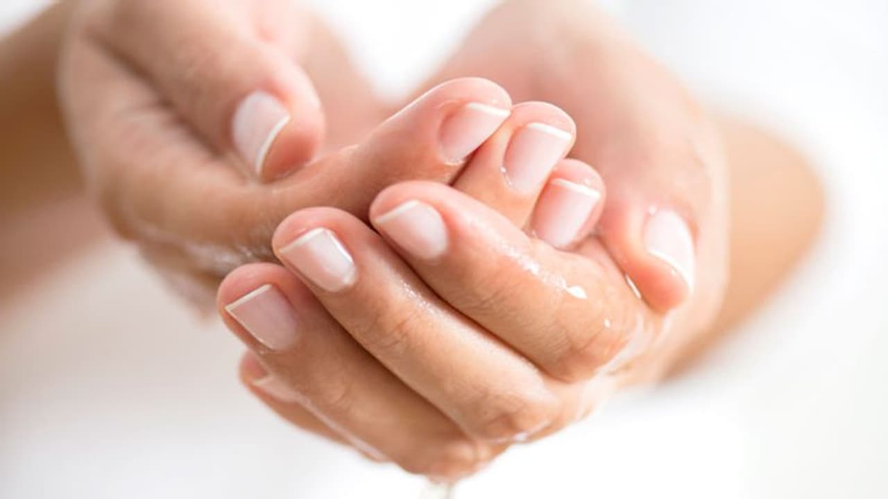 हाथ पैर में आता है ज्यादा पसीना? इन बीमारी का हो सकता है खतरा हाथ पैर में आता है ज्यादा पसीना? इन बीमारी का हो सकता है खतरा