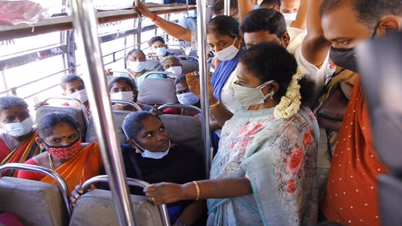 மக்களோடு மக்களாக பேருந்தில் பயணித்த ஆளுநர் தமிழிசை சவுந்தரராஜன்... பயணிகளுடன் செல்ஃபி எடுத்து அசத்தல்...! மக்களோடு மக்களாக பேருந்தில் பயணித்த ஆளுநர் தமிழிசை சவுந்தரராஜன்... பயணிகளுடன் செல்ஃபி எடுத்து அசத்தல்...!