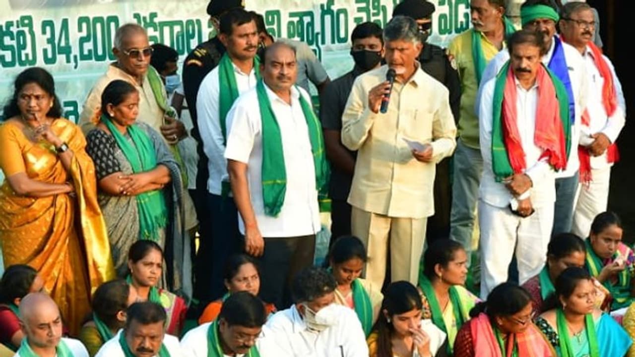 బాబాయ్ని చంపావు.. చెల్లిని మోసం చేశావ్, నేను కన్నెర్ర చేస్తే: జగన్కు బాబు వార్నింగ్ బాబాయ్ని చంపావు.. చెల్లిని మోసం చేశావ్, నేను కన్నెర్ర చేస్తే: జగన్కు బాబు వార్నింగ్