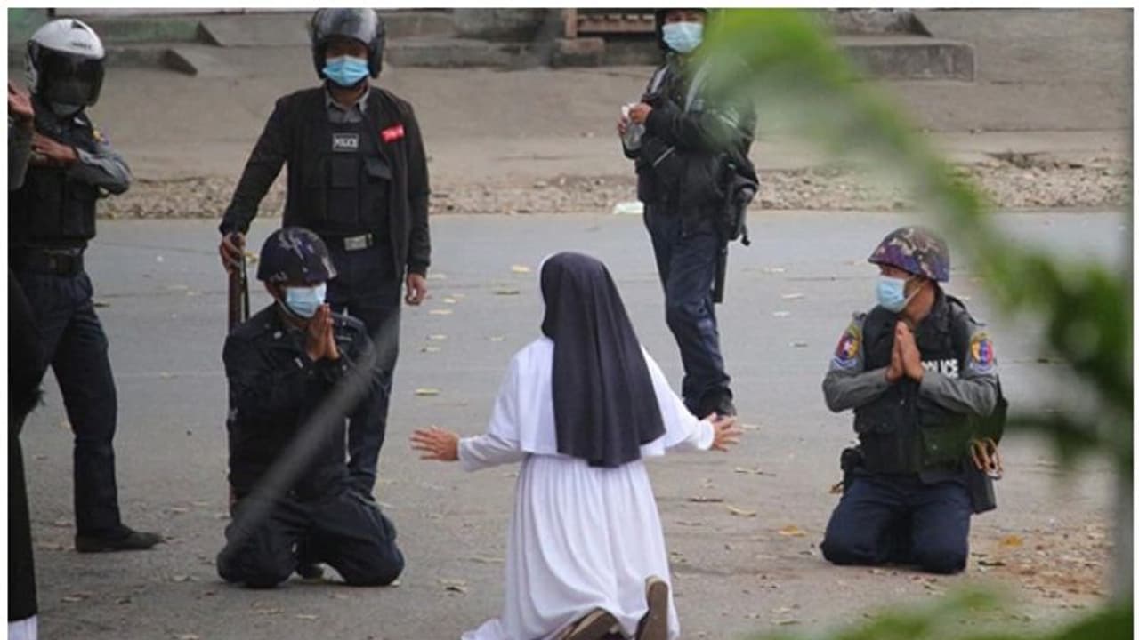 'ആ കുഞ്ഞുങ്ങള്ക്ക് പകരം എന്നെ കൊന്നോളൂ'; പട്ടാളത്തിന് മുന്നില് മുട്ടുകുത്തി കന്യാസ്ത്രീ 'ആ കുഞ്ഞുങ്ങള്ക്ക് പകരം എന്നെ കൊന്നോളൂ'; പട്ടാളത്തിന് മുന്നില് മുട്ടുകുത്തി കന്യാസ്ത്രീ