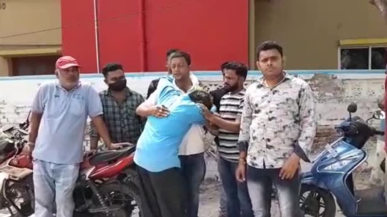 নির্বাচনের আগে হুগলির বলাগড়ে খুন তৃণমূল কর্মী, শুরু তৃণমূল বিজেপি তরজা নির্বাচনের আগে হুগলির বলাগড়ে খুন তৃণমূল কর্মী, শুরু তৃণমূল বিজেপি তরজা