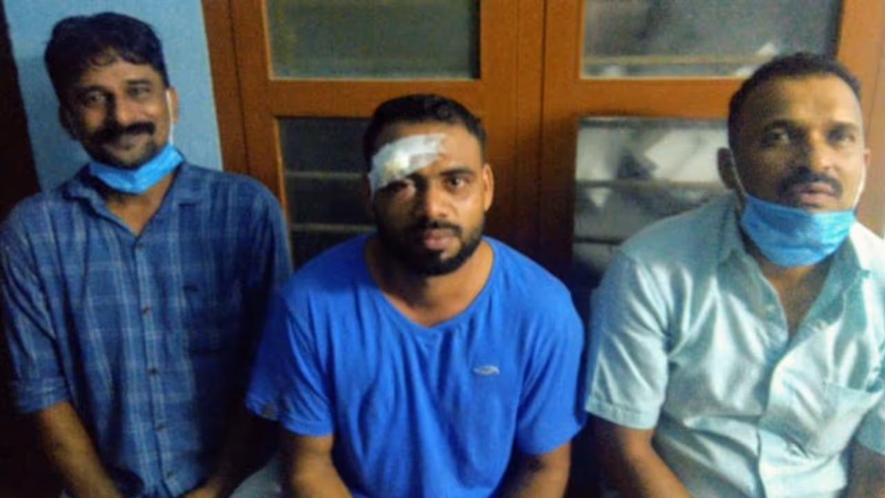 മദ്യപിച്ചെത്തി ഹോട്ടലിൽ അടിപിടി, തടയാനെത്തിയ പൊലീസിനെ ആക്രമിച്ചു: മൂന്ന് പേർ അറസ്റ്റിൽ മദ്യപിച്ചെത്തി ഹോട്ടലിൽ അടിപിടി, തടയാനെത്തിയ പൊലീസിനെ ആക്രമിച്ചു: മൂന്ന് പേർ അറസ്റ്റിൽ