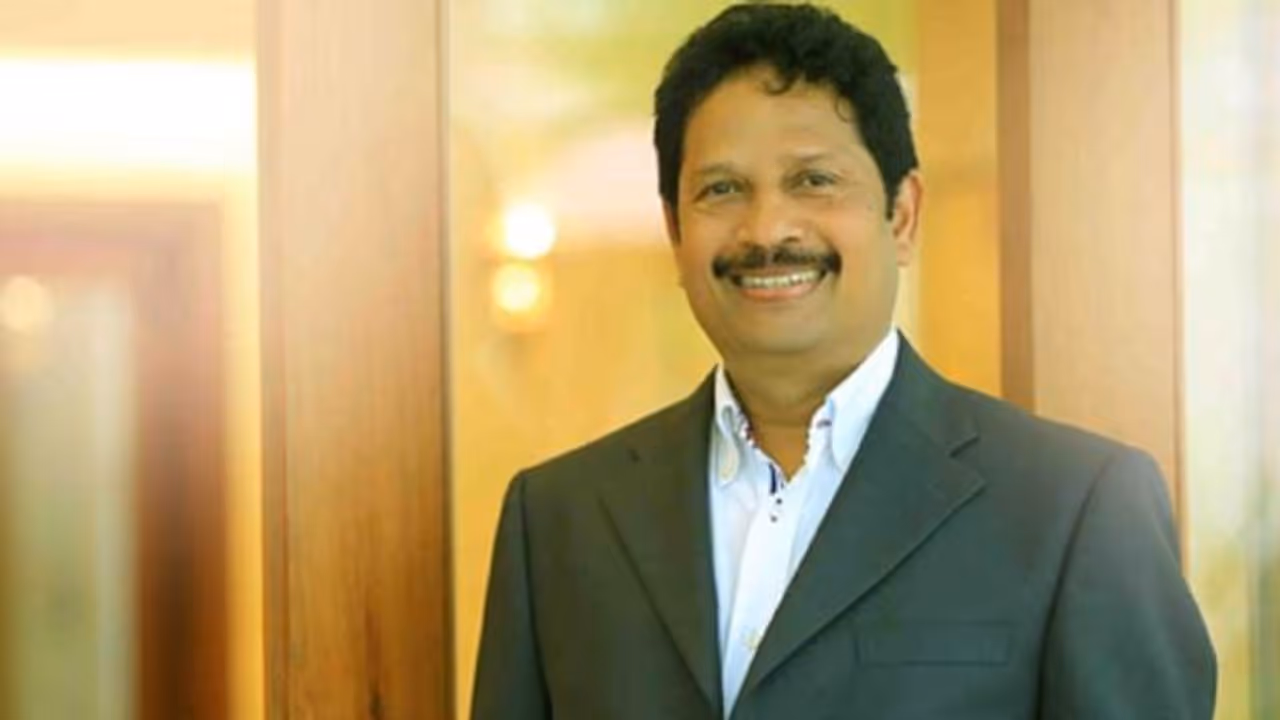 ബാങ്ക് വായിപ്പ തട്ടിപ്പ്: ഹീര ഗ്രൂപ്പ് എംഡി ഹീര ബാബുനെയും മകനും അറസ്റ്റില് ബാങ്ക് വായിപ്പ തട്ടിപ്പ്: ഹീര ഗ്രൂപ്പ് എംഡി ഹീര ബാബുനെയും മകനും അറസ്റ്റില്