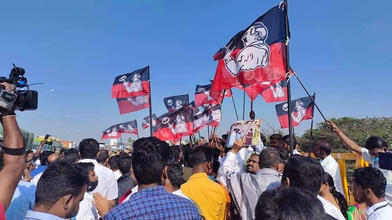 பூந்தமல்லி, விருத்தாசலத்தில் பாமகவுக்கு எதிர்ப்பு... அதிமுக கொடியுடன் போராட்டத்தில் குதித்த தொண்டர்கள்...!