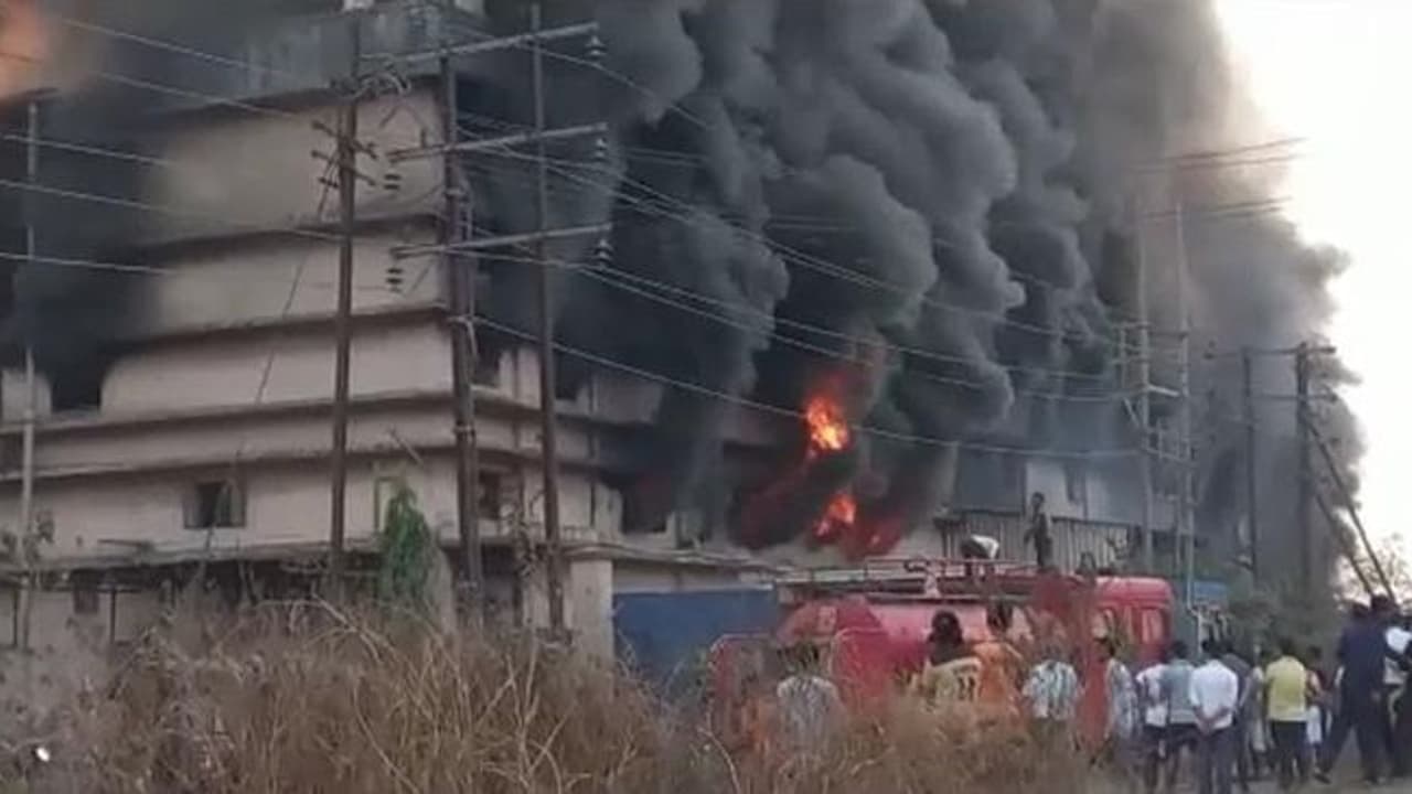 केमिकल फैक्ट्री में भीषण आग, आसपास की फैक्टियां कराई गईं बंद, इलाके में फैला काला धुआं केमिकल फैक्ट्री में भीषण आग, आसपास की फैक्टियां कराई गईं बंद, इलाके में फैला काला धुआं