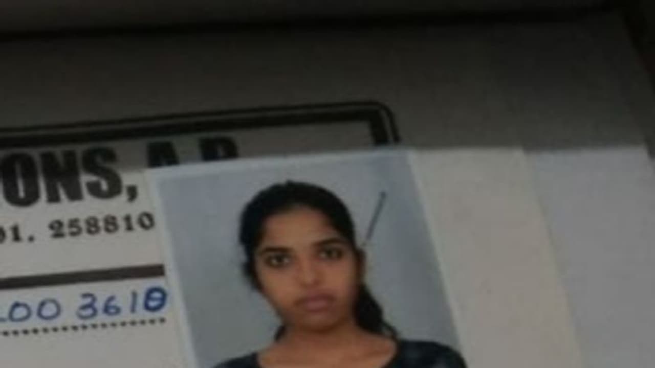 హాస్టల్లోనే ఉరేసుకుని... ఇంటర్మీడియట్ యువతి ఆత్మహత్య హాస్టల్లోనే ఉరేసుకుని... ఇంటర్మీడియట్ యువతి ఆత్మహత్య