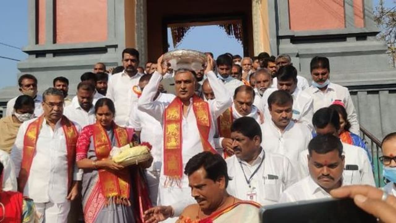 సెంటిమెంట్ తో ఓటేస్తే కడుపునిండదు...: హుజురాబాద్ ప్రజలతో మంత్రి హరీష్ సెంటిమెంట్ తో ఓటేస్తే కడుపునిండదు...: హుజురాబాద్ ప్రజలతో మంత్రి హరీష్