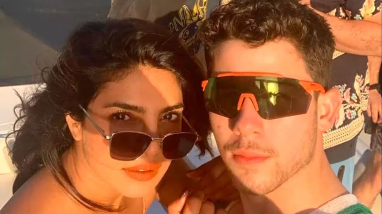 প্রকাশ্যেই নিকের ঠোঁটে সপাট চুমু, ভিডিও অ্যালবাম মুক্তির আসরে ঝটিকা সফরে ভাইরাল প্রিয়ঙ্কা প্রকাশ্যেই নিকের ঠোঁটে সপাট চুমু, ভিডিও অ্যালবাম মুক্তির আসরে ঝটিকা সফরে ভাইরাল প্রিয়ঙ্কা