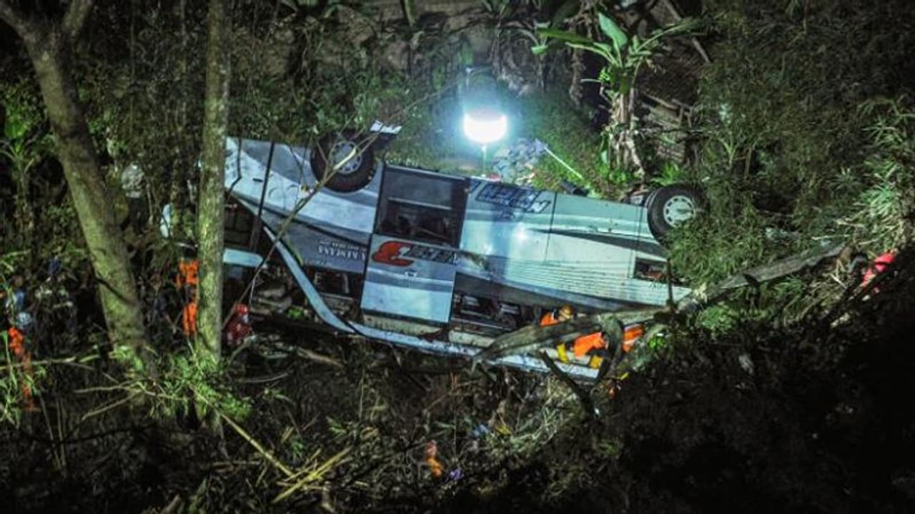 इंडोनेशिया: तीर्थयात्रियों को ले जा रही बस 20 मीटर गहरी खाई में गिरी, 27 की मौत, 39 घायल इंडोनेशिया: तीर्थयात्रियों को ले जा रही बस 20 मीटर गहरी खाई में गिरी, 27 की मौत, 39 घायल