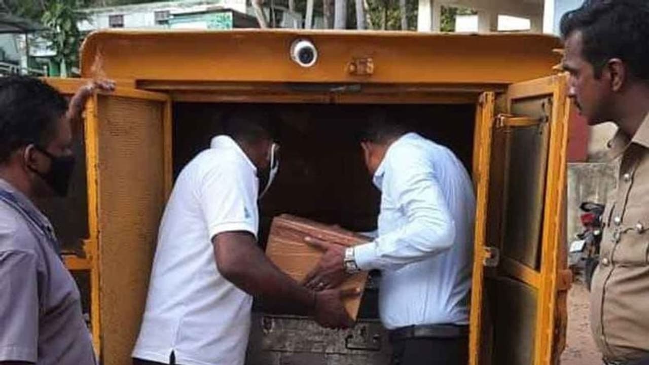 அடுத்தடுத்துவந்த வாகனங்களில் கட்டுக்கட்டாக ரூபாய் நோட்டுக்கள்.. அதிர்ந்த தேர்தல் அதிகாரிகள்.