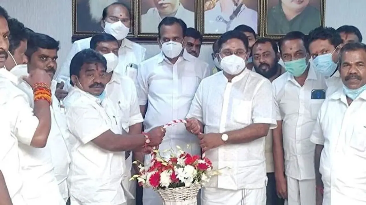 ஜெயலலிதா உற்சவர்.. சசிகலா மூலவர்... அதிமுகவை ஆண்டவனாலும் காப்பாற்ற முடியாது.. ராஜவர்மன் சரவெடி...! ஜெயலலிதா உற்சவர்.. சசிகலா மூலவர்... அதிமுகவை ஆண்டவனாலும் காப்பாற்ற முடியாது.. ராஜவர்மன் சரவெடி...!