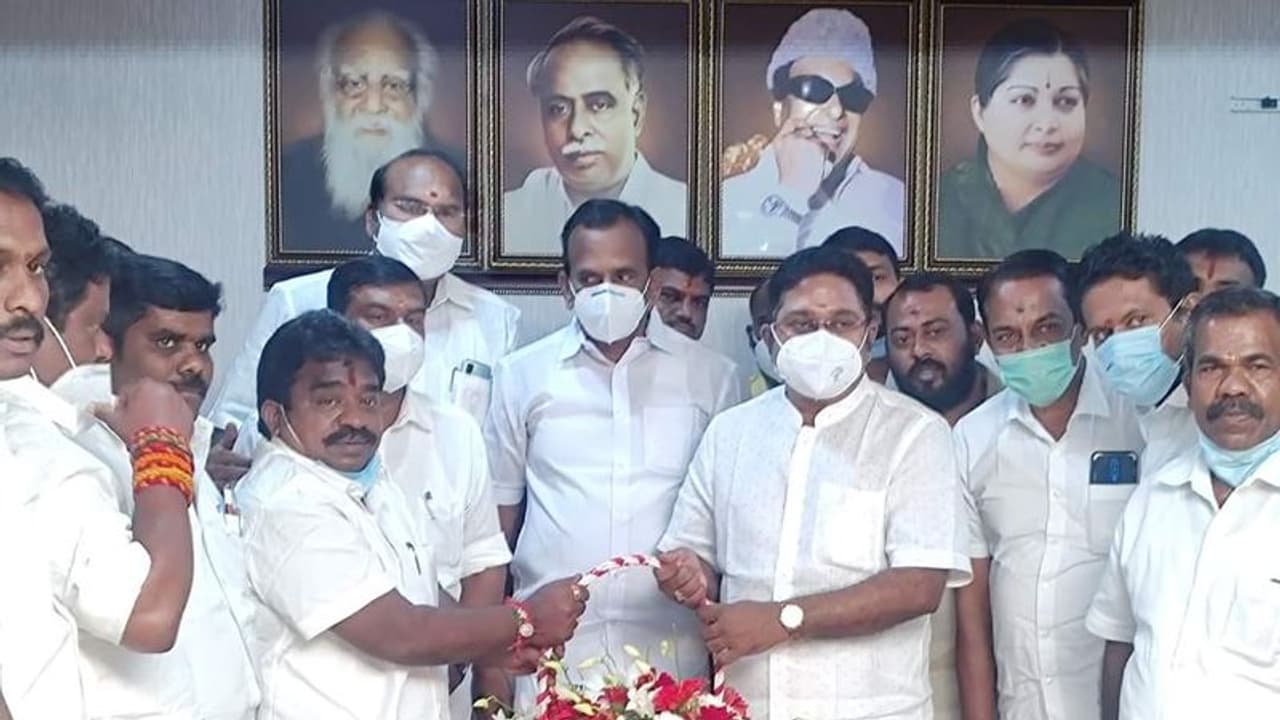 காலையில் கட்சியில் சேர்ந்தவருக்கு சீட்... கேட்ட தொகுதியை கொடுத்து அதிமுகவை அலறவிட்ட டி.டி.வி.தினகரன்...! காலையில் கட்சியில் சேர்ந்தவருக்கு சீட்... கேட்ட தொகுதியை கொடுத்து அதிமுகவை அலறவிட்ட டி.டி.வி.தினகரன்...!