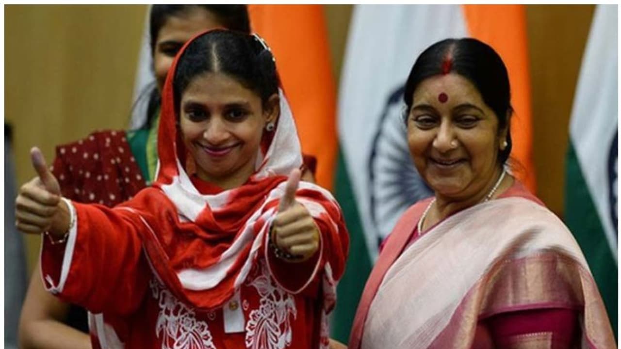 সফল হল সুষমা স্বরাজের স্বপ্ন, ১৮টি বসন্ত পার করে গীতা খুঁজে পেলেন নিজের মাকে সফল হল সুষমা স্বরাজের স্বপ্ন, ১৮টি বসন্ত পার করে গীতা খুঁজে পেলেন নিজের মাকে