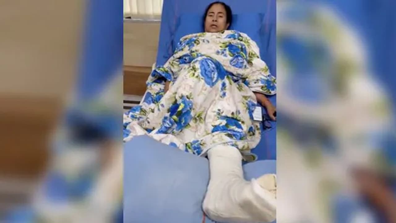 వీల్ ఛైర్తోనైనా ప్రచారం చేస్తా : ఆసుపత్రి బెడ్పై నుంచి మమత సందేశం వీల్ ఛైర్తోనైనా ప్రచారం చేస్తా : ఆసుపత్రి బెడ్పై నుంచి మమత సందేశం