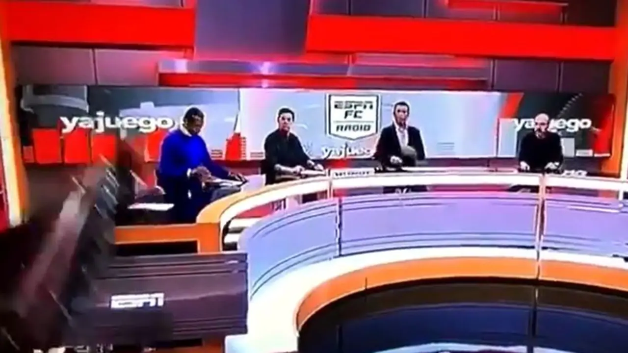 ನೇರ ಪ್ರಸಾದ ವೇಳೆ ಟಿವಿ ನಿರೂಪಕನ ಮೇಲೆ ಬಿದ್ದ ಸ್ಟುಡಿಯೋ ಸೆಟ್; ವಿಡಿಯೋ ವೈರಲ್! ನೇರ ಪ್ರಸಾದ ವೇಳೆ ಟಿವಿ ನಿರೂಪಕನ ಮೇಲೆ ಬಿದ್ದ ಸ್ಟುಡಿಯೋ ಸೆಟ್; ವಿಡಿಯೋ ವೈರಲ್!