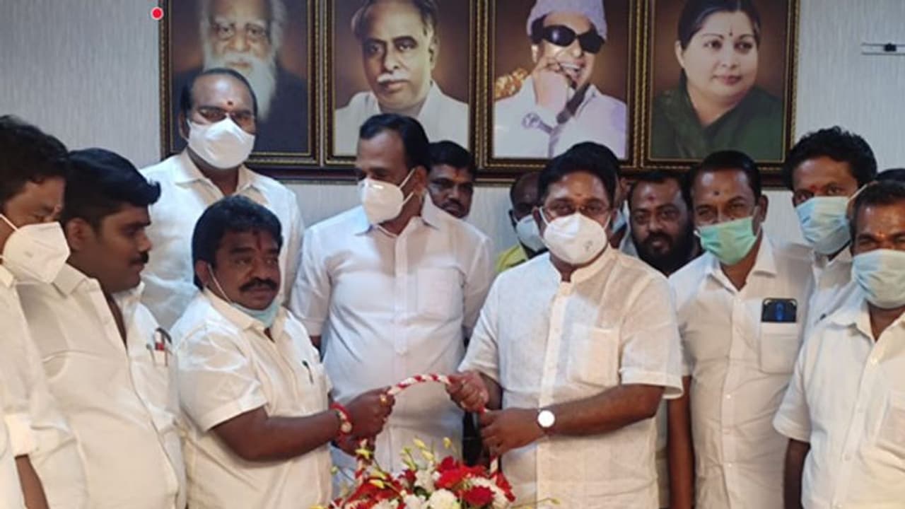 TamilNadu Election: टिकट न मिलने से नाराज AIADMK विधायक राजवर्मन ने थामा AMMK का हाथ TamilNadu Election: टिकट न मिलने से नाराज AIADMK विधायक राजवर्मन ने थामा AMMK का हाथ