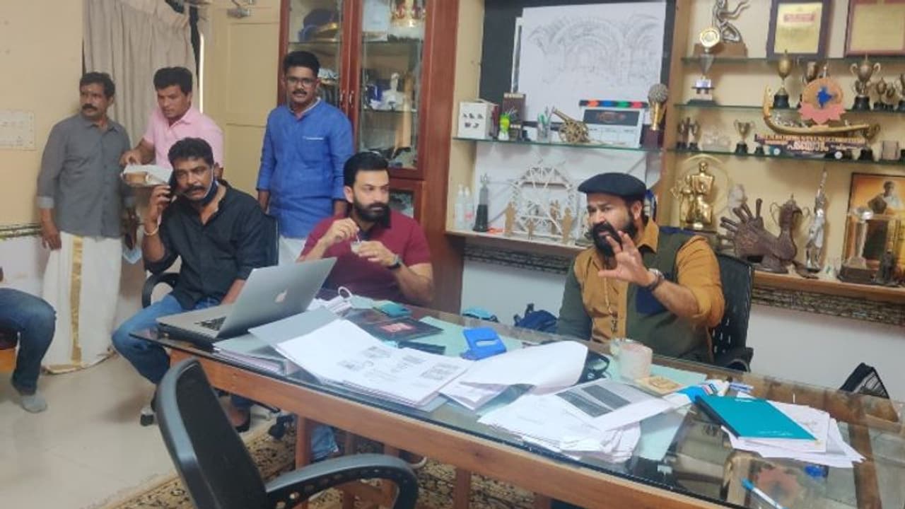 പ്രീ പ്രൊഡക്ഷനിൽ മുഴുകി 'ഡയറക്റ്റർ മോഹന്ലാല്'; ബറോസ് ടീമിനൊപ്പം പൃഥ്വിരാജും ! പ്രീ പ്രൊഡക്ഷനിൽ മുഴുകി 'ഡയറക്റ്റർ മോഹന്ലാല്'; ബറോസ് ടീമിനൊപ്പം പൃഥ്വിരാജും !