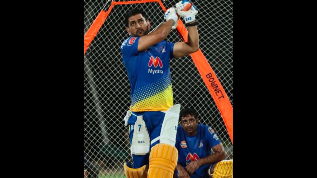 సిక్సర్ల వర్షం కురిపించిన ధోనీ.. వీడియో వైరల్ సిక్సర్ల వర్షం కురిపించిన ధోనీ.. వీడియో వైరల్