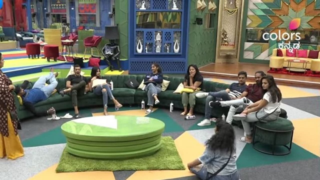 ನಿಧಿ ಸುಬ್ಬಯ್ಯ ಮುಖಕ್ಕೆ ಮಸಿ ಮಸಿ.. ಯಾರೆಲ್ಲ ಸಿಂಗಲ್ ಹುಡುಗೀರು ಬಹಿರಂಗ! ನಿಧಿ ಸುಬ್ಬಯ್ಯ ಮುಖಕ್ಕೆ ಮಸಿ ಮಸಿ.. ಯಾರೆಲ್ಲ ಸಿಂಗಲ್ ಹುಡುಗೀರು ಬಹಿರಂಗ!