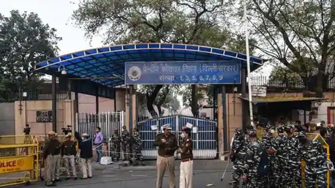 तिहाड़ जेल की स्टाफ भर्ती में हुआ फर्जीवाड़ा!, 47 कर्मचारियों का बायोमेट्रिक नहीं मिलने पर वेतन रोका