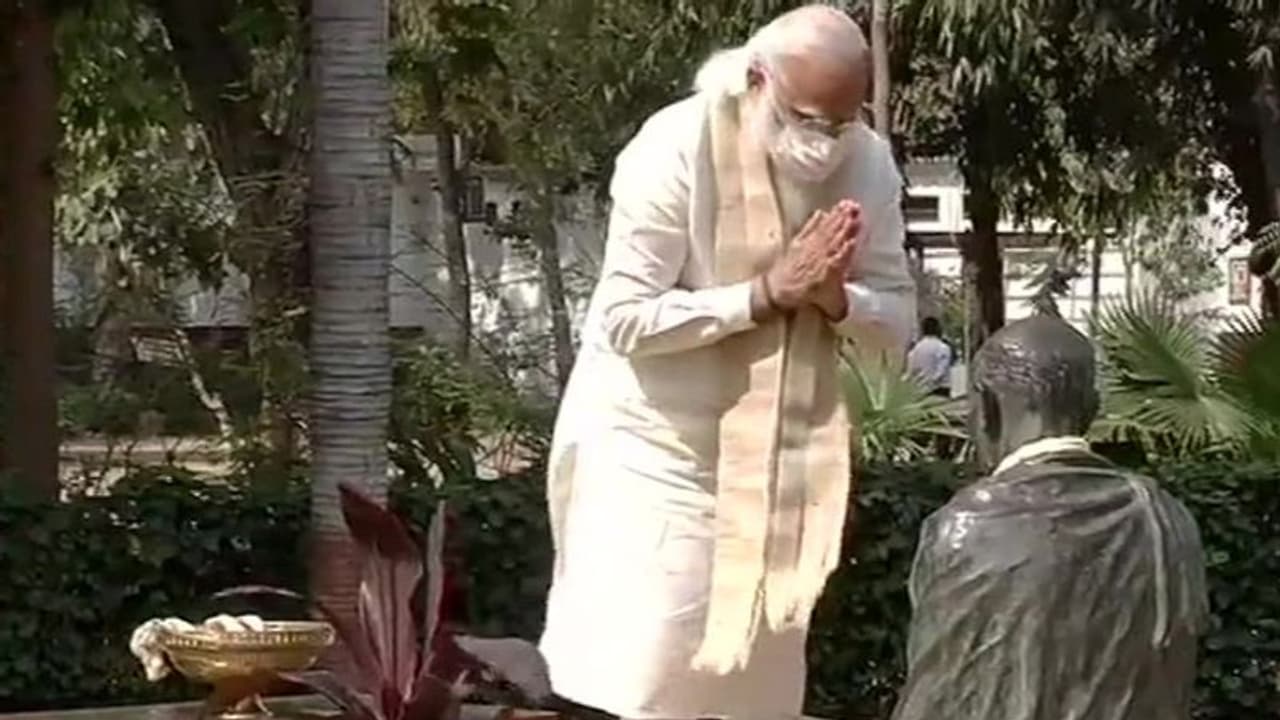 साबरमती से PM ने अमृत महोत्सव की शुरुआत की, बोले हम इतिहास बनते देख रहे, और इसका हिस्सा भी बन रहे साबरमती से PM ने अमृत महोत्सव की शुरुआत की, बोले हम इतिहास बनते देख रहे, और इसका हिस्सा भी बन रहे