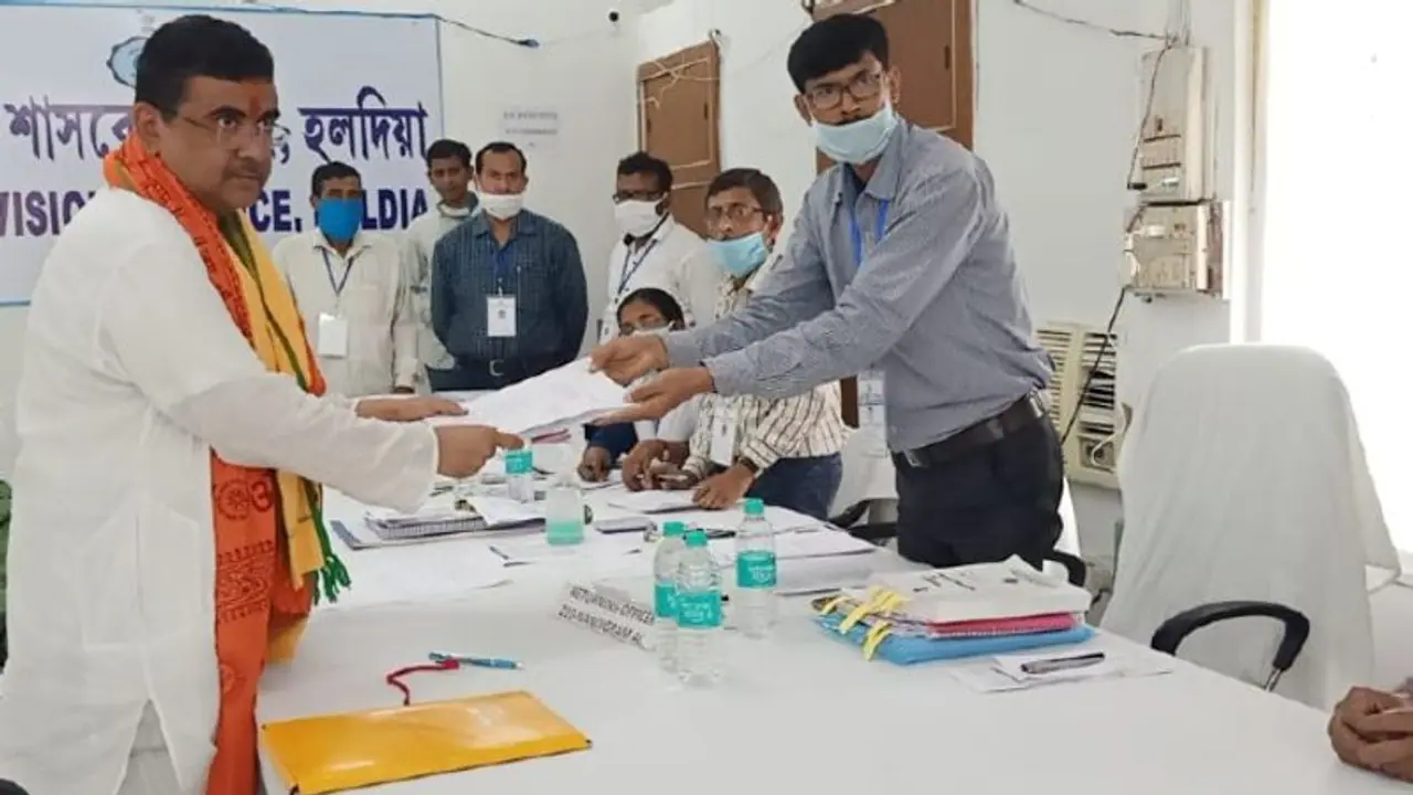 ಮಮತಾ ವಿರುದ್ಧ ಸುವೆಂದು ಅಧಿಕಾರಿಯ ರಣಕಹಳೆ; ನಂದಿಗ್ರಾಮದಲ್ಲಿ ನಾಮಪತ್ರ ಸಲ್ಲಿಕೆ!