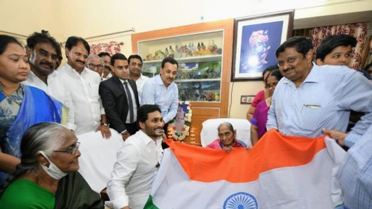 ತ್ರಿವರ್ಣ ಧ್ವಜ ರೂಪಿ​ಸಿದ ವೆಂಕಯ್ಯ ಪುತ್ರಿಗೆ ಸಿಎಂ ಜಗನ್‌ ಸನ್ಮಾ​ನ