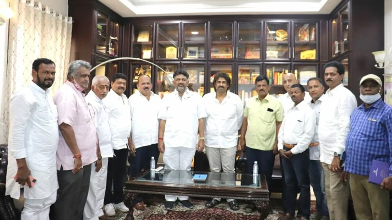 ಮಧುಬಂಗಾರಪ್ಪ ಜತೆಗೆ ಡಾ.ರಾಜ್ಕುಮಾರ್ ಹಿರಿ ಸೊಸೆ ಕಾಂಗ್ರೆಸ್ಗೆ...! ಮಧುಬಂಗಾರಪ್ಪ ಜತೆಗೆ ಡಾ.ರಾಜ್ಕುಮಾರ್ ಹಿರಿ ಸೊಸೆ ಕಾಂಗ್ರೆಸ್ಗೆ...!