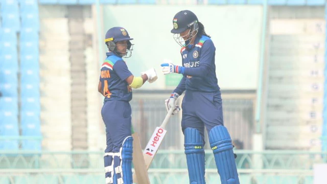 పూనమ్ రౌత్ సెంచరీ, హర్మన్ప్రీత్ మెరుపు హాఫ్ సెంచరీ... అయినా టీమిండియాకు తప్పని ఓటమి... పూనమ్ రౌత్ సెంచరీ, హర్మన్ప్రీత్ మెరుపు హాఫ్ సెంచరీ... అయినా టీమిండియాకు తప్పని ఓటమి...