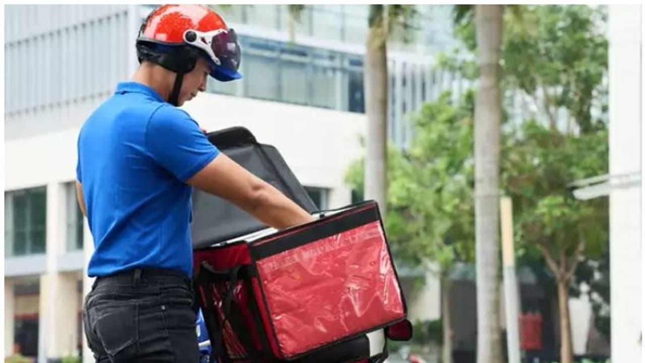 ഒമാനില് ഹോം ഡെലിവറി സേവനങ്ങളെ രാത്രികാല വിലക്കില് നിന്നും ഒഴിവാക്കി ഒമാനില് ഹോം ഡെലിവറി സേവനങ്ങളെ രാത്രികാല വിലക്കില് നിന്നും ഒഴിവാക്കി