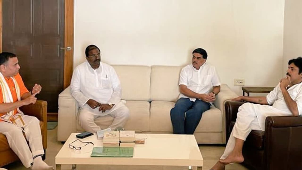 నెగ్గని పవన్ కల్యాణ్ పట్టు: తిరుపతిలో బిజెపియే పోటీ నెగ్గని పవన్ కల్యాణ్ పట్టు: తిరుపతిలో బిజెపియే పోటీ