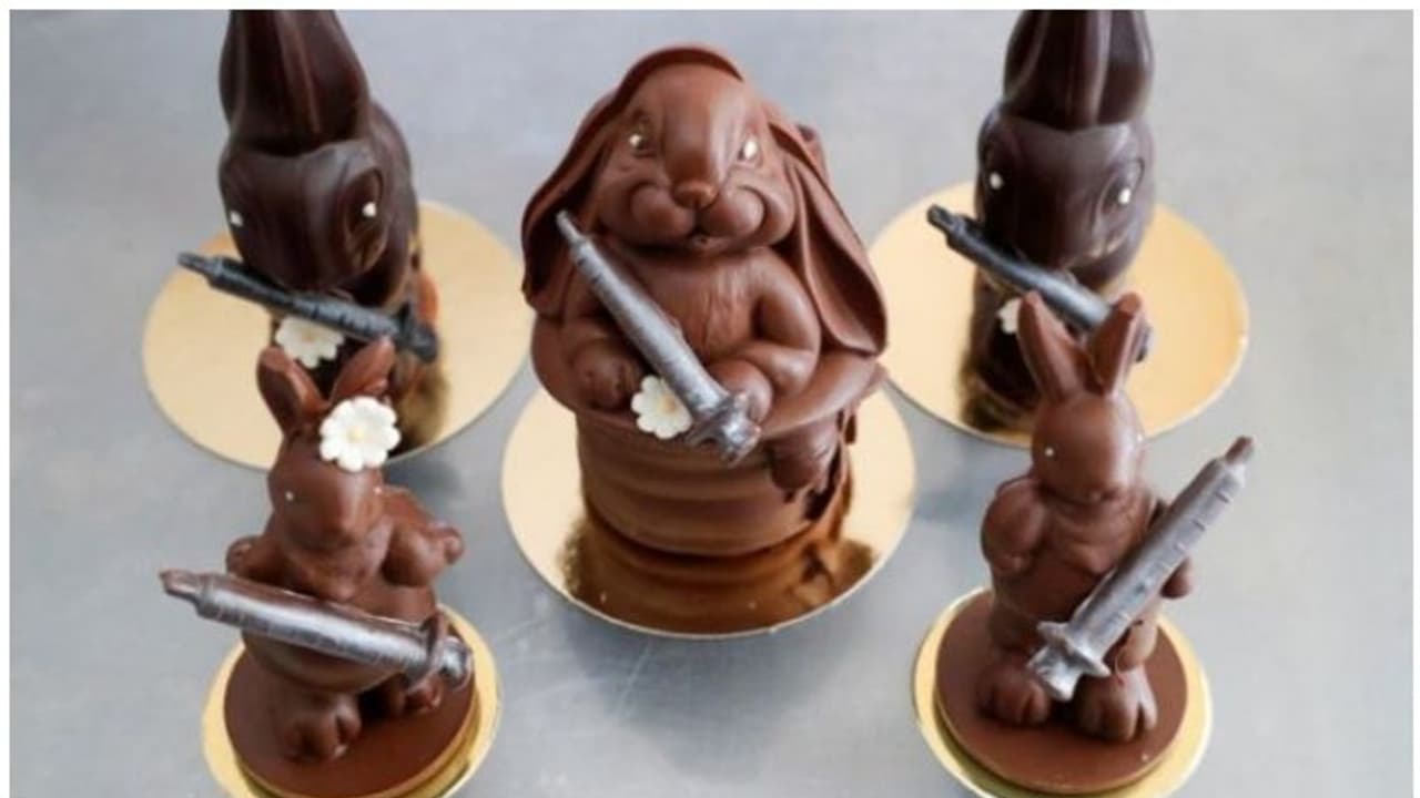 സിറിഞ്ച് പിടിച്ച് നില്ക്കുന്ന മുയലുകൾ; വെെറലായി ചിത്രങ്ങൾ സിറിഞ്ച് പിടിച്ച് നില്ക്കുന്ന മുയലുകൾ; വെെറലായി ചിത്രങ്ങൾ