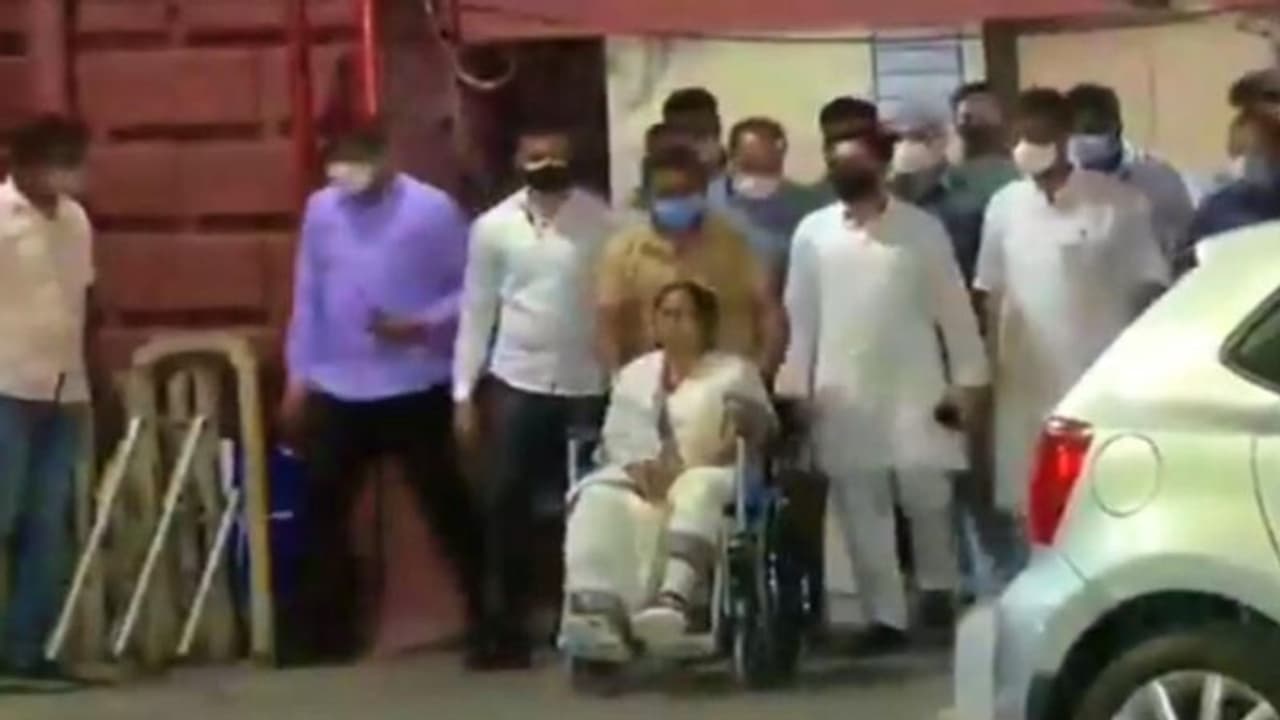 ममता बनर्जी हॉस्पिटल से हुईं डिस्चार्ज, व्हीलचेयर पर आईं बाहर, डॉक्टर ने कहा 7 दिन बाद फिर से करेंगे रिव्यू ममता बनर्जी हॉस्पिटल से हुईं डिस्चार्ज, व्हीलचेयर पर आईं बाहर, डॉक्टर ने कहा 7 दिन बाद फिर से करेंगे रिव्यू