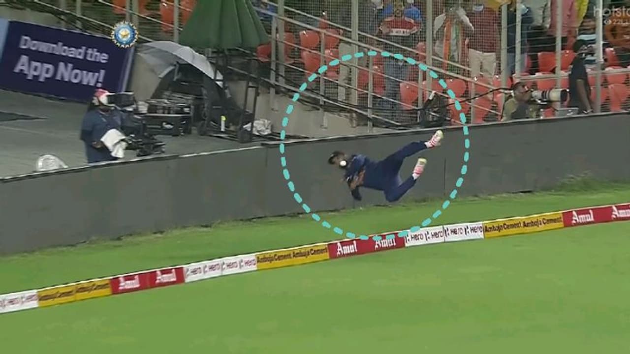 కెఎల్ రాహుల్ కళ్లు చెదిరే ఫీల్డింగ్ ఫీట్... గాల్లోకి ఎగురుతూ సిక్స్‌ను ఆపి...