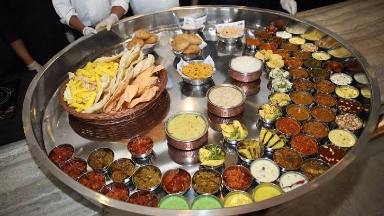 ധോണി കിച്ചടി, കോലി ഖമ്മൻ; ഇത് ക്രിക്കറ്റ് സ്പെഷ്യൽ ഭീമൻ സദ്യ; ചലഞ്ച് ഇതാണ്... ധോണി കിച്ചടി, കോലി ഖമ്മൻ; ഇത് ക്രിക്കറ്റ് സ്പെഷ്യൽ ഭീമൻ സദ്യ; ചലഞ്ച് ഇതാണ്...