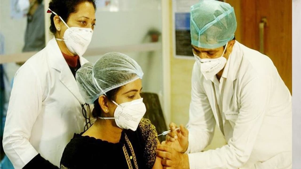 देश में अब तक 2.8 Cr. लोगों को लगा कोरोना वैक्सीन, सिर्फ 12 मार्च को 20 लाख से ज्यादा को लगा टीका देश में अब तक 2.8 Cr. लोगों को लगा कोरोना वैक्सीन, सिर्फ 12 मार्च को 20 लाख से ज्यादा को लगा टीका