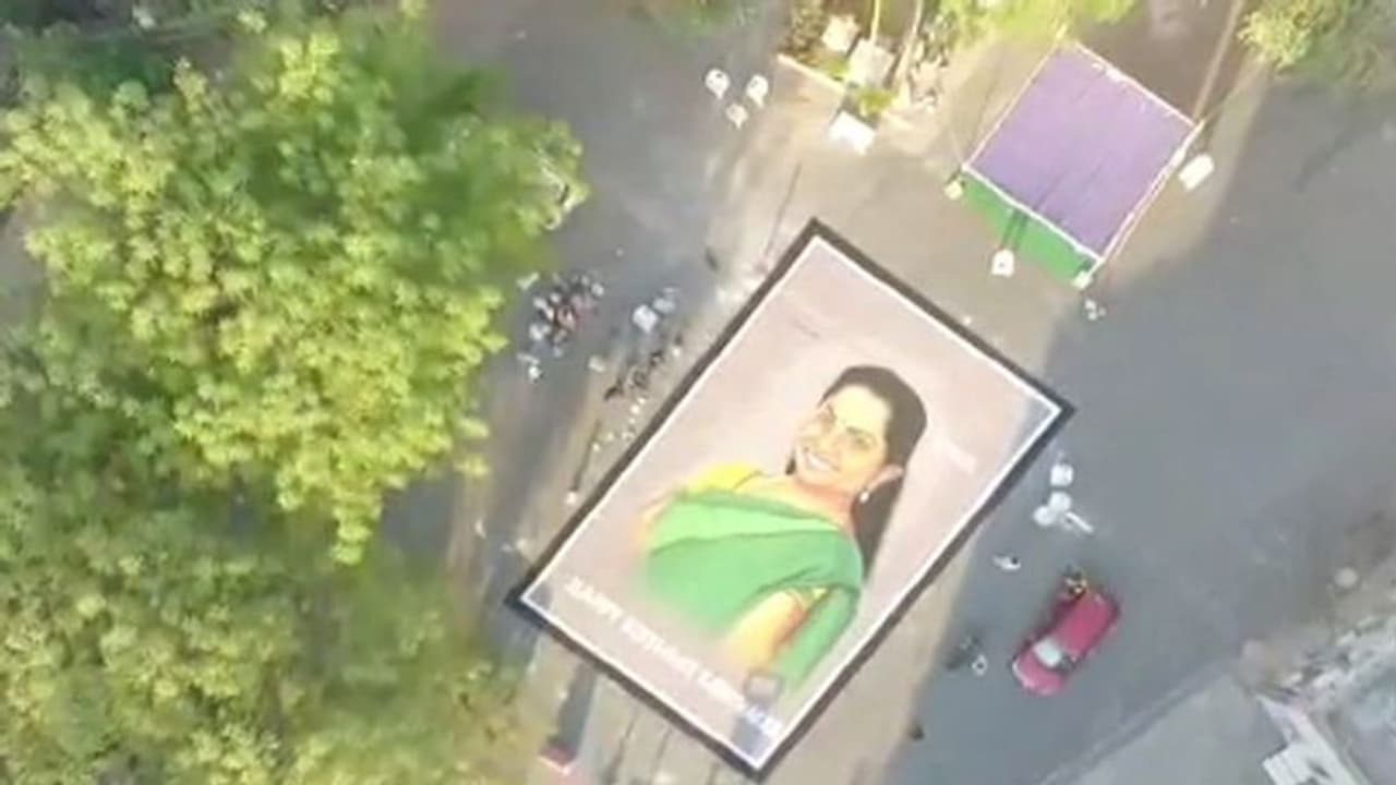 కవిత పుట్టిన రోజు.. 60 అడుగుల చిత్రపటం ఏర్పాటు..! కవిత పుట్టిన రోజు.. 60 అడుగుల చిత్రపటం ఏర్పాటు..!